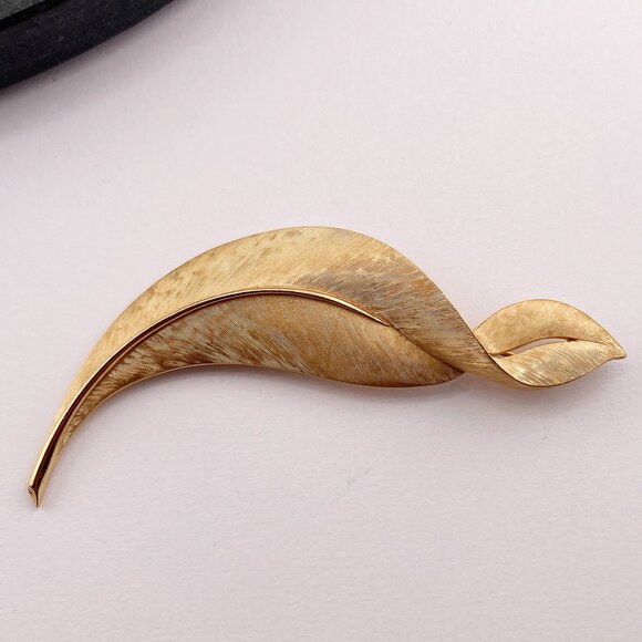 TRIFARI Vintage brushed gold tone metal curved leaf brooch ~ 1950s 1960s pin - Picture 3 of 9